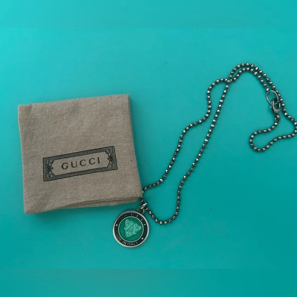 Gucci Resin & Enamel Crest Pendant Necklace - full inclusion - Picture 2 of 6